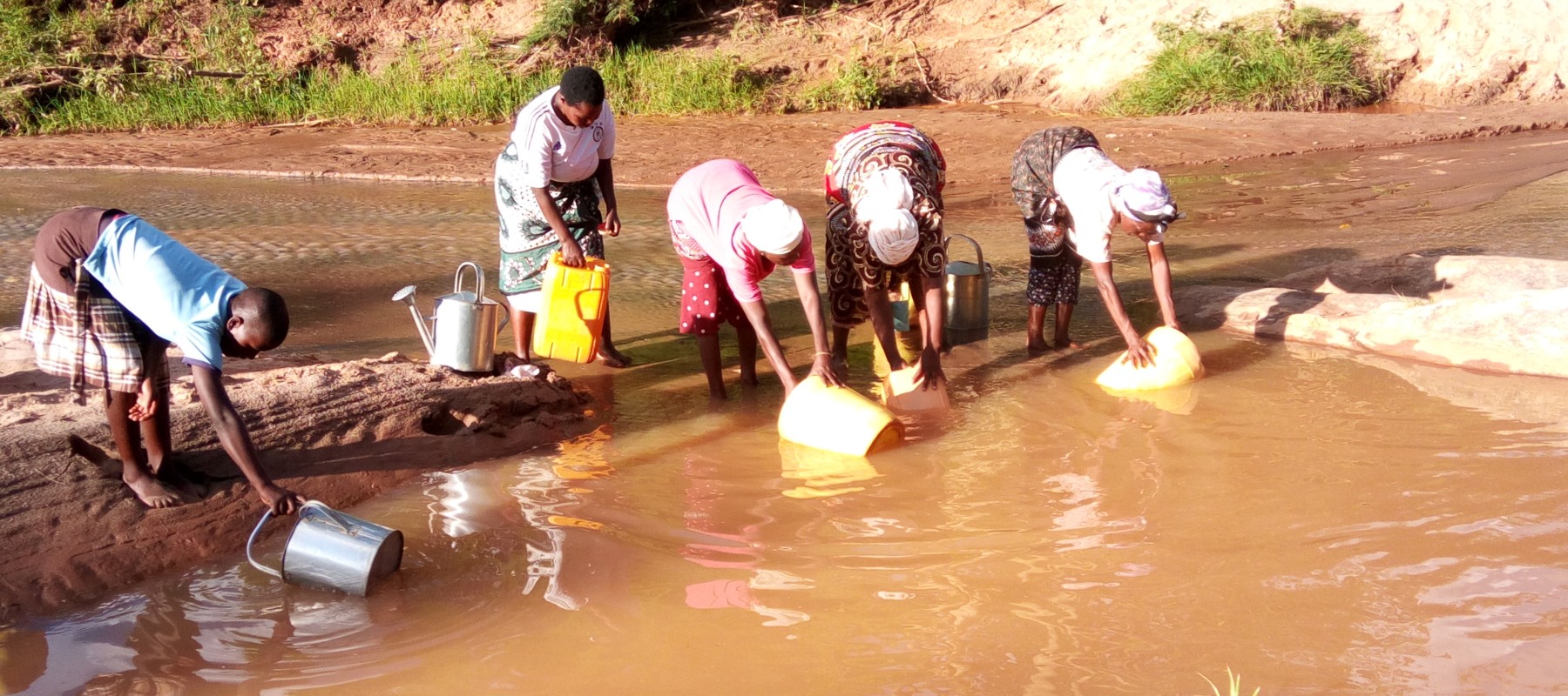Image women fetching water